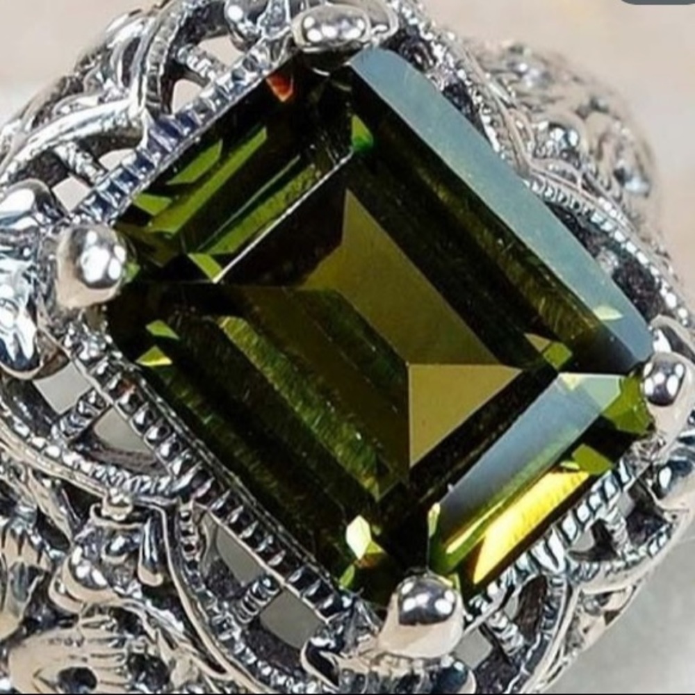 Beautiful peridot  stunning ring sterling plated